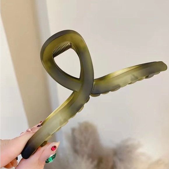 💢NEW ‼️ Large Matte Hair Claw Clips❗️❗️ - Picture 2 of 3